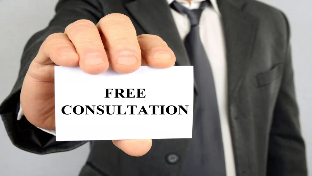 Ein man der ein Schild mit der Aufschrift "kostenlose Beratung" im Kontext Datenrettung hochhält.