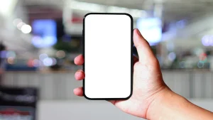 Techniker führt Datenrettung auf einem iPhone 11 Pro Max durch. Dannach können alle Daten gerettet werden.