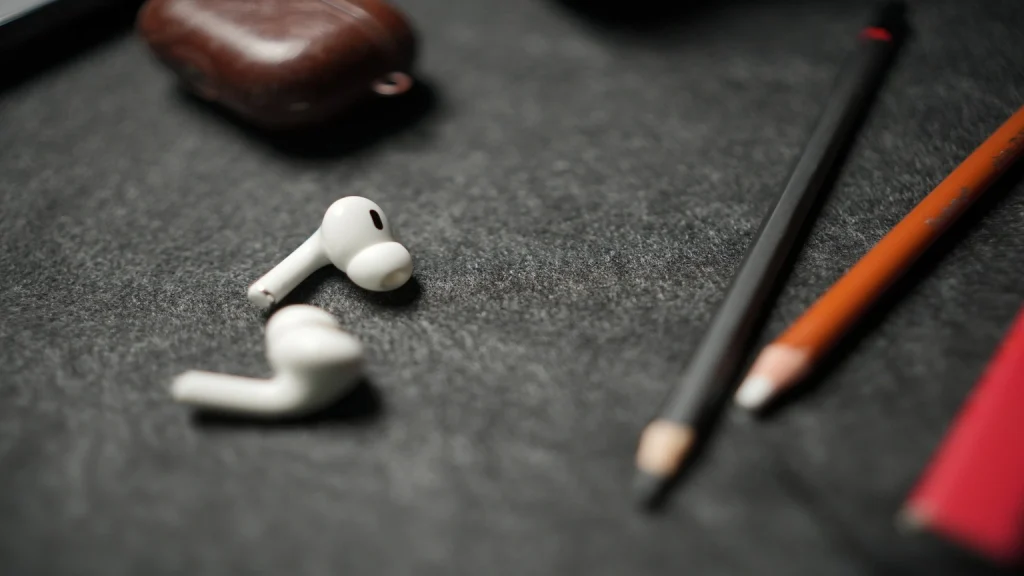 Präzise Datenrettung eines iPhone 7 Plus: Ein Techniker arbeitet sorgfältig an der sicheren Extraktion wertvoller Daten aus dem versiegelten Innenbereich des Geräts.