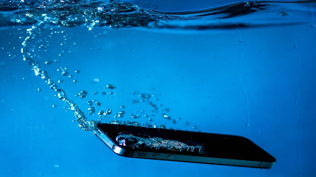 Bei der Smartphone Salzwasserschaden Datenrettung müssen einige Besonderheiten beachtet werden. Wir beraten Sie unverbindlich um Folgeschäden zu vermeiden.