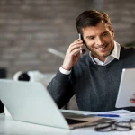 Mann arbeitet konzentriert mit einem Laptop am Schreibtisch, symbolisiert Datenanalyse oder digitale Arbeit.“