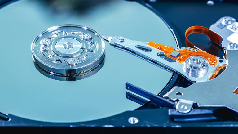 Das Bild zeigt eine HDD-Festplatte, die in einer professionellen Datenrettungsumgebung untersucht wird, um verlorene oder beschädigte Daten wiederherzustellen.